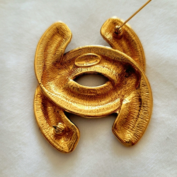 Authentic CHANEL brooch - Picture 2 of 3